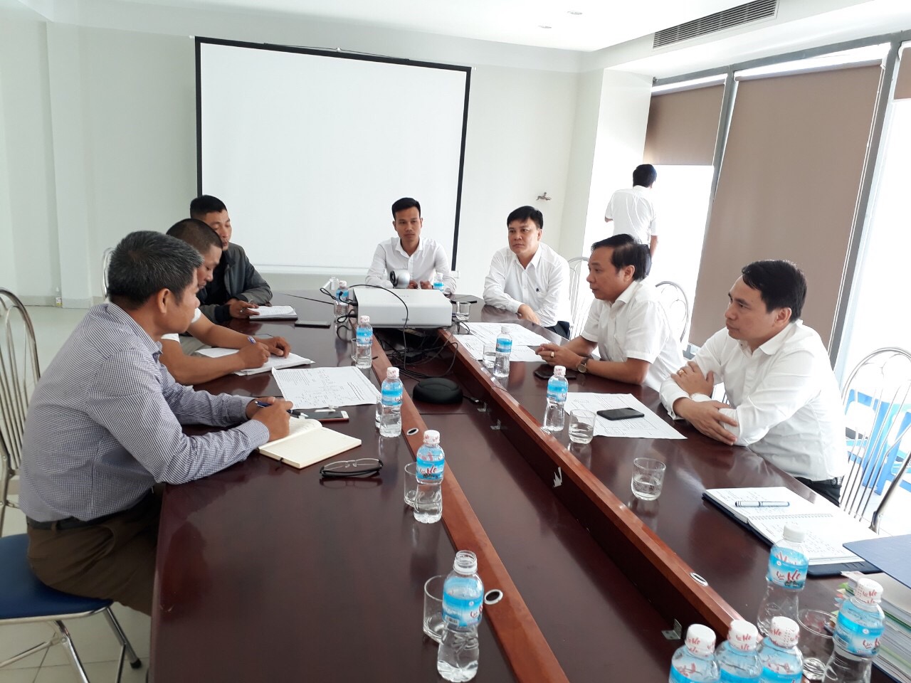 Cán bộ Điện lực Cẩm Phả hướng dẫn các cán bộ trên đảo sử dụng điện an toàn, hiệu quả.