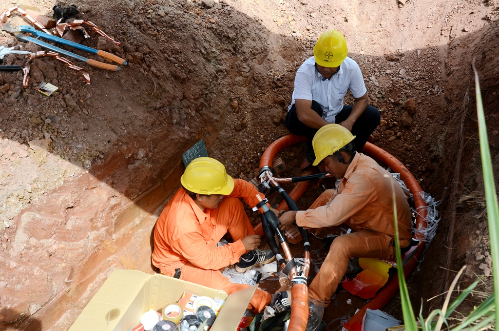 Điện lực Vân Đồn đang tiến hành đấu nối những hạng mục cuối cùng của tuyến cáp ngầm 22kV cấp điện cho Cảng hàng không Quoo