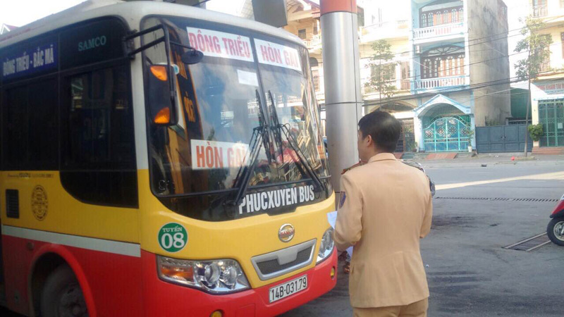 Lực lượng CSGT kiểm tra trực tiếp phương tiện tại Công ty TNHH Phúc Xuyên 