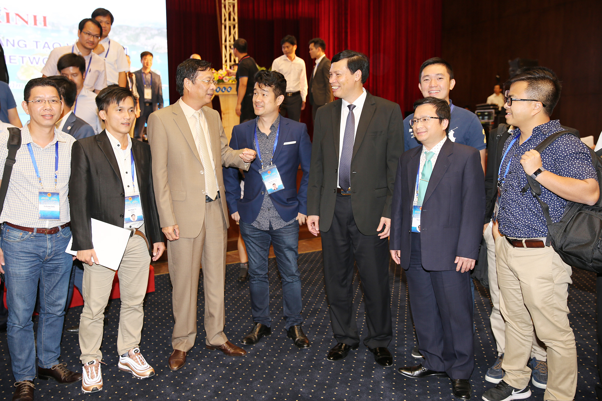 Lãnh đạo tỉnh Quảng Ninh trò chuyện với các nhà khoa học, lắng nghe và cầu thị những ý kiến tham góp