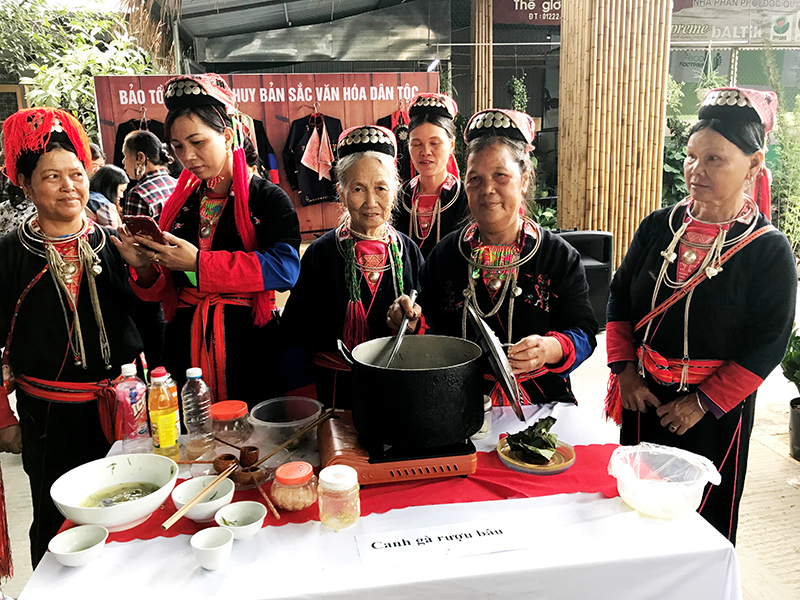 Người dân đồng bào dân tộc Dao Thanh Y, xã Thượng Yên Công, TP Uông Bí giới thiệu ẩm thực dân tộc cho du khách tại chợ cảnh Uông Bí.