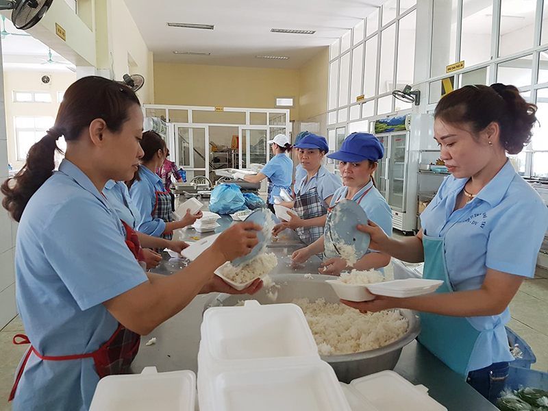 Bộ phận phục vụ chuẩn bị cơm đưa xuống lò cho thợ mỏ.