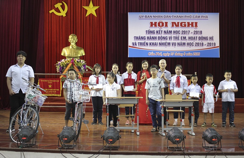 Hội bảo trợ Người tàn tật và trẻ mồ côi trao quà cho học sinh có hoàn cảnh khó khăn thành phố Cẩm Phả