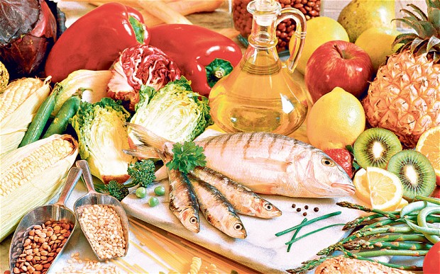 Cá, hoa quả, ngũ cốc nguyên hạt, rau họ cải và một số gia vị có thể giảm nhẹ chứng viêm khớp