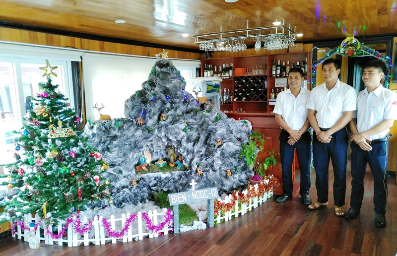 Không gian Noel tự trang trí bằng vật liệu sẵn có trên tàu QN- .
