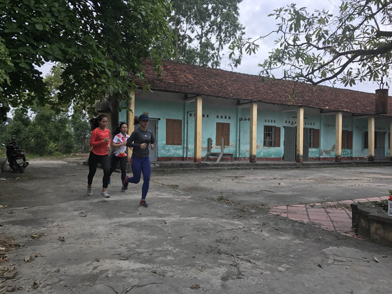 Có thời điểm đội tuyển điền kinh phải luyện tập trên mặt bê tông như thế này để duy trì chuyên môn