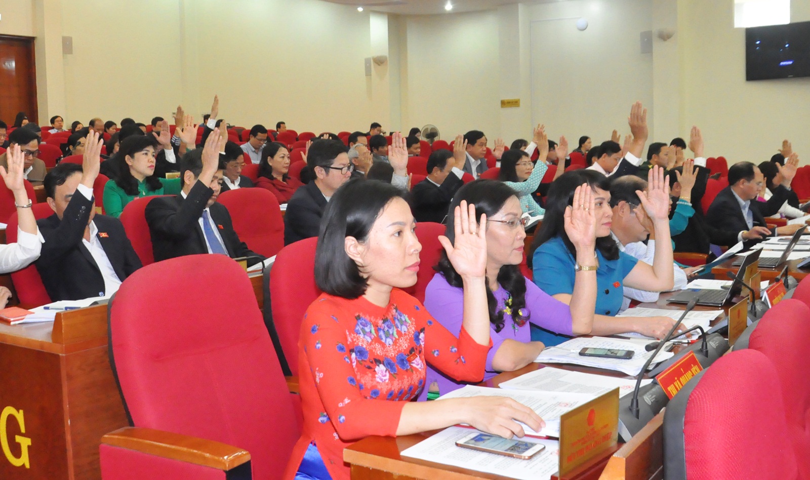 Các đại biểu HĐND biểu quyết thông qua dự thảo Nghị quyết tại kỳ họp thứ 9, HĐND tỉnh khoá XIII. Ảnh: Thanh Tùng