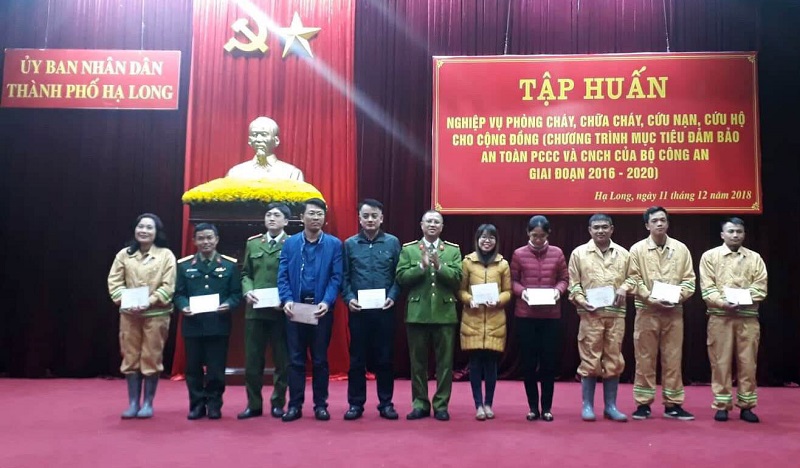 Trao chứng nhận nghiệp vụ về PCCC cho học viên tham gia huấn luyện.
