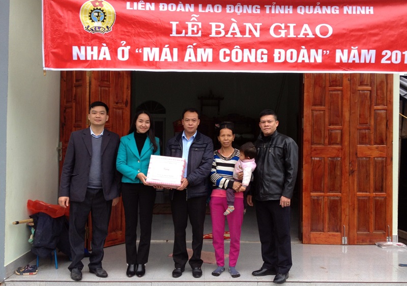 Lãnh đạo LĐLĐ huyện Ba Chẽ bàn giao nhà Mái ấm công đoàn cho anh Lý Quốc Việt xã Lương Mông (huyện Ba Chẽ)
