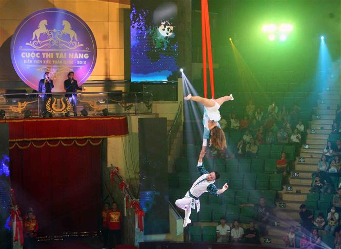 Luyện tập vất vả, tuổi nghề ngắn và tai nạn rình rập bất cứ lúc nào, nếu tai nạn thì nghệ sỹ tự chịu, bởi Nhà nước chưa có chế độ bảo hiểm nghề nghiệp. Ảnh: Thanh Tùng/TTXVN