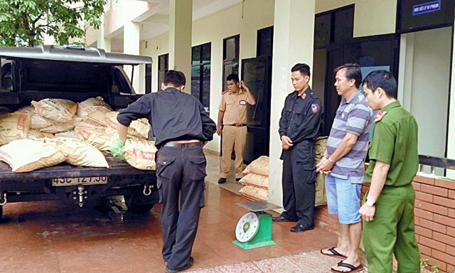 Cơ quan chức năng tạm giữ phương tiện và hàng hóa vận chuyển trái phép.