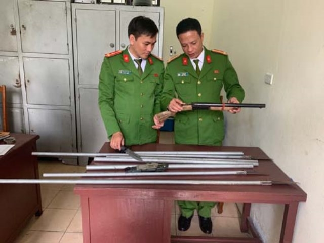 Công an kiểm tra vũ khí, hung khí nguy hiểm nhóm đối tượng sử dụng trong vụ ẩu đả ở xã Hải Thượng, huyện Tĩnh Gia (Thanh Hóa).