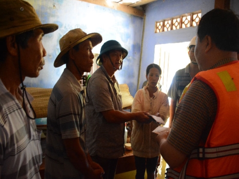 Lãnh đạo chính quyền địa phương đến thăm hỏi động viên gia đình. (Ảnh báo Dân Việt).