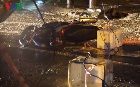 Hiện trường xảy ra tai nạn có dây điện rơi xuống đường.