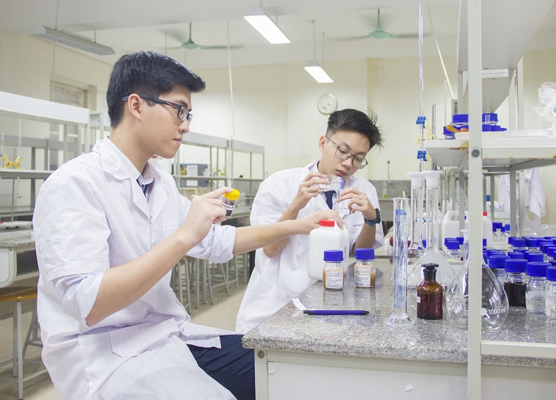 2 học sinh
