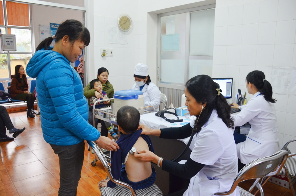 Trẻ được khám sàng lọc cẩn thận trước khi tiêm phòng vắc xin sởi, rubella