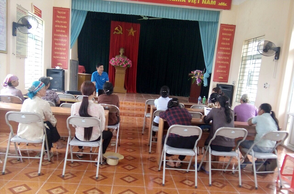 Cán bộ dân số TP Uông Bí tuyên truyền nhóm nhỏ cho người dân trên địa bàn.