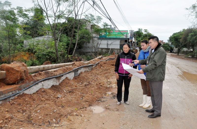 Cán bộ địa chính phường Tân An cũng cán bộ khu Bùi Xá tuyên truyền, vận động nhân dân thực hiện giải phóng mặt bằng. 
