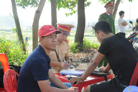 Công an TX Quảng Yên xử phạt người điều khiển phương tiện vi phạm giao thông