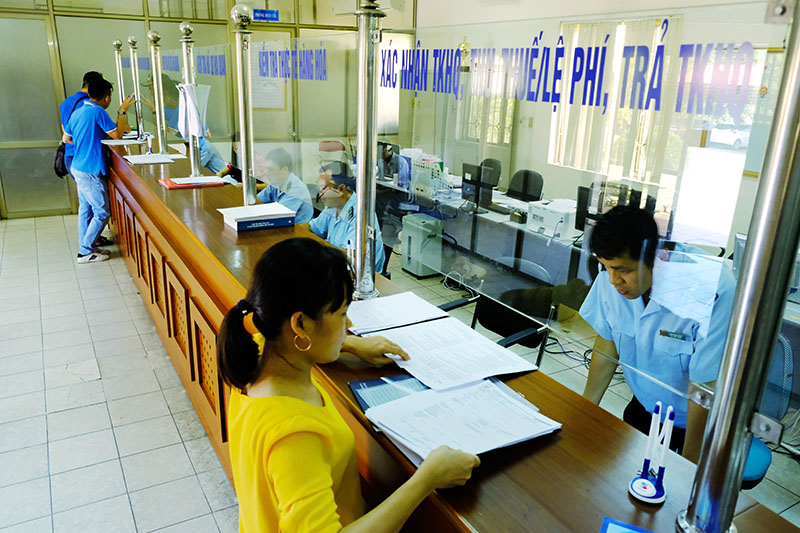 Các doanh nghiệp xuất nhập khẩu làm thủ tục hành chính tại Chi cục Hải quan Cảng Cái Lân.