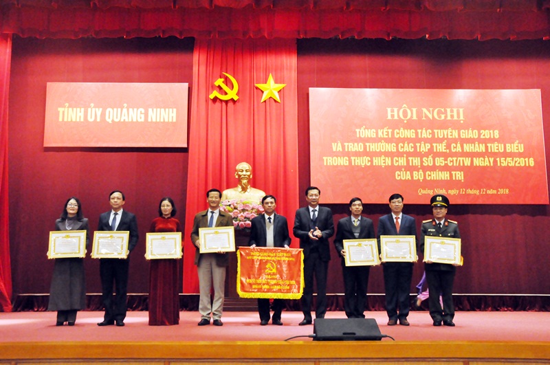 Đồng chí Nguyễn Văn Đọc, Bí thư Tỉnh ủy, Chủ tịch HĐND tỉnh trao Cờ dẫn đầu đơn vị thi đua 