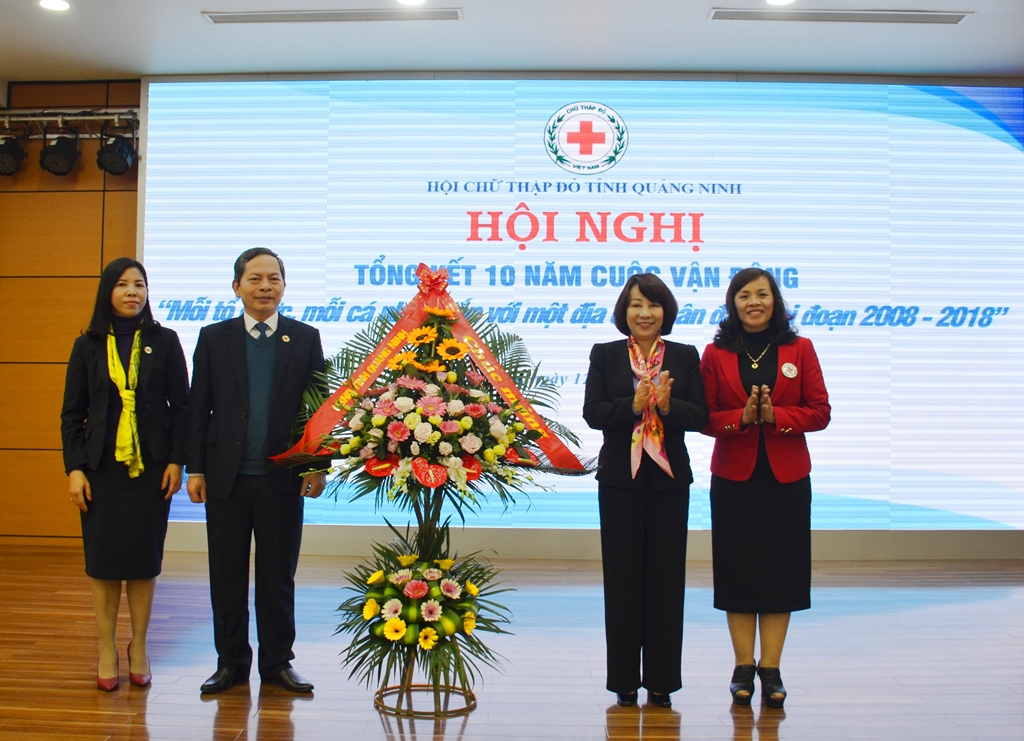  đồng chí Vũ Thị Thu Thủy, Phó Chủ tịch UBND tỉnh tặng hoa chúc mừng Hội CTĐ tỉnh
