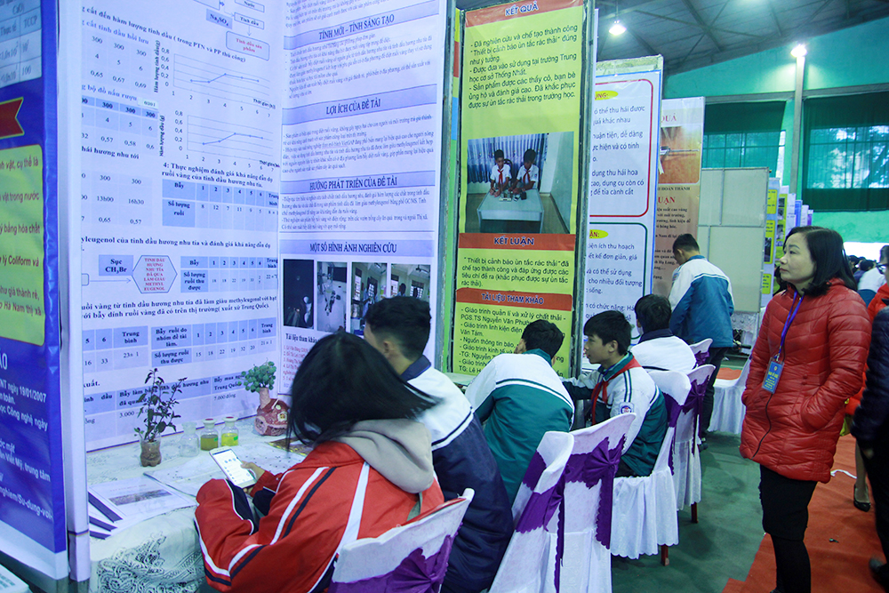 Tham gia Cuộc thi KHKT dành cho học sinh trung học lần thứ 7 có 154 học sinh trong toàn tỉnh.