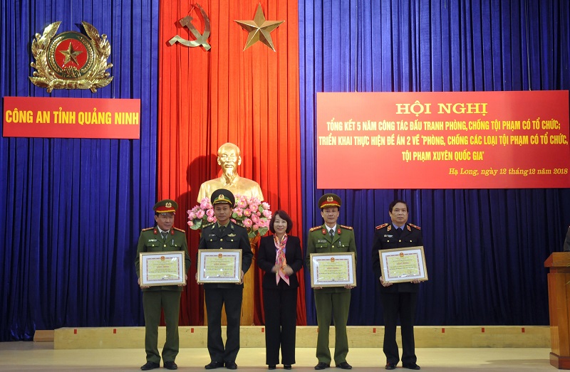 : Đồng chí Vũ Thị Thu Thủy, Phó Chủ tịch UBND tỉnh tặng bằng khen của UBND tỉnh cho các tập thể.