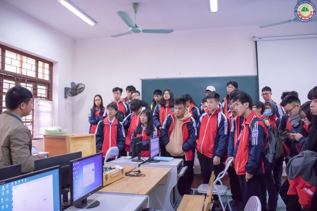 Học sinh Trường THPT Hòn Gai tham quan cơ sở vật chất Trường Đại học Công nghiệp Quảng Ninh.