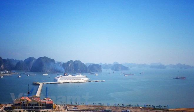 Tàu biển du lịch quốc tế cập cảng khách quốc tế Hạ Long. (Ảnh: Xuân Mai/Vietnam+)