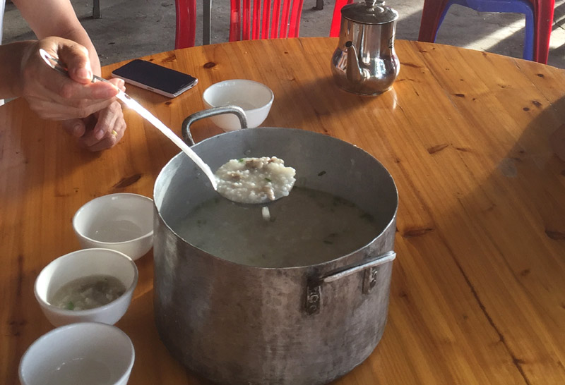 Cháo hà của người dân trên đảo Vĩnh Thực không cầu kỳ nhưng đầy hấp dẫn bởi độ quyện của gạo, vị thơm của hà.