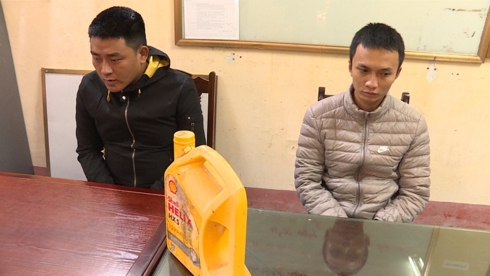 Luân và Huy tại cơ quan công an. (Ảnh: Công an Hưng Yên)