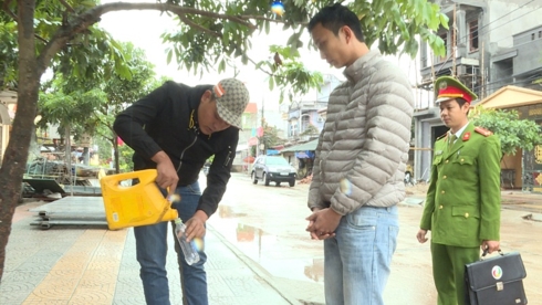 Luân và Huy thực nghiệm tại hiện trường. (Ảnh: Công an Hưng Yên)
