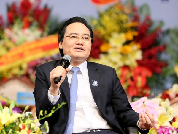 Bộ trưởng Phùng Xuân Nhạ trả lời câu hỏi của sinh viên. (Ảnh: PV)