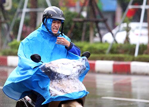 Hà Nội sáng 12/12 trời mưa rét. Ảnh: Ngọc Thành