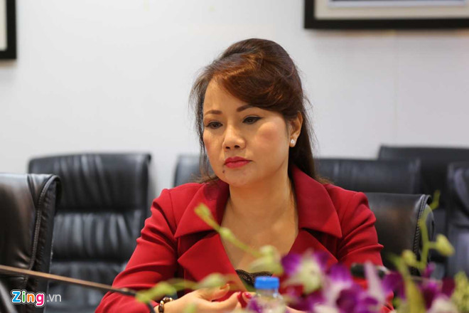 Bà Chu Thị Bình rút toàn bộ số tiền tiết kiệm của bà tại Eximbank. Ảnh: Trương Khởi.