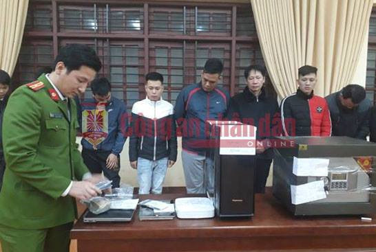 Cảnh sát kiểm tra tang vật khi khám xét khẩn cấp. Ảnh: CAND.