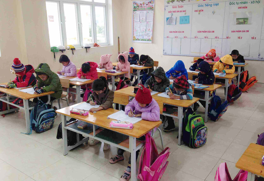 Học sinh Trường Tiểu học Đông Ngũ 1, huyện Tiên Yên được thầy cô nhắc nhở mặc ấm tới trường.