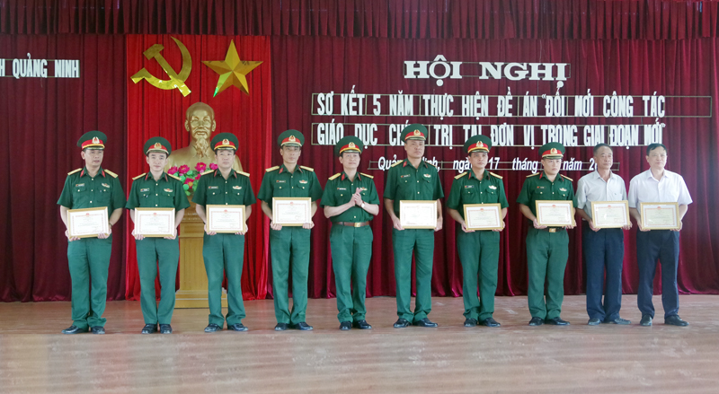 Bộ CHQS tỉnh khen thưởng nhiều tập thể có thành tích xuất sắc trong thực hiện Đề án “Đổi mới công tác giáo dục chính trị ở đơn vị trong giai đoạn mới”. 