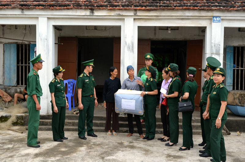 Hội Phụ nữ Bộ đội Biên phòng tỉnh tặng quà cho gia đình phụ nữ nghèo ở xã Vĩnh Thực (TP Móng Cái). Ảnh: Xuân Hùng (Bộ đội Biên phòng tỉnh