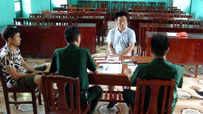 Đối tượng Li Ming Li cùng tang vật là 45.700 Nhân dân tệ tại Đồn Biên phòng Quảng Đức