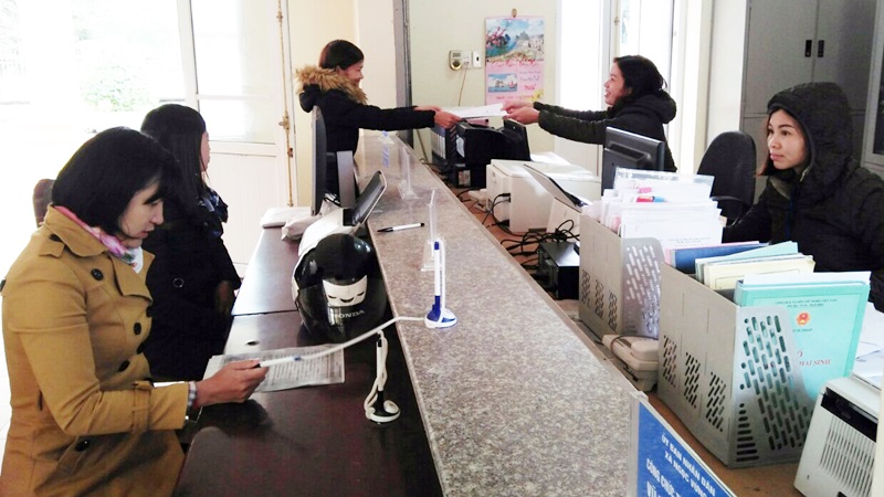 Bộ phận một cửa xã Ngọc Vừng (huyện Vân Đồn) tiếp nhận giải quyết thủ tục hành chính cho người dân.