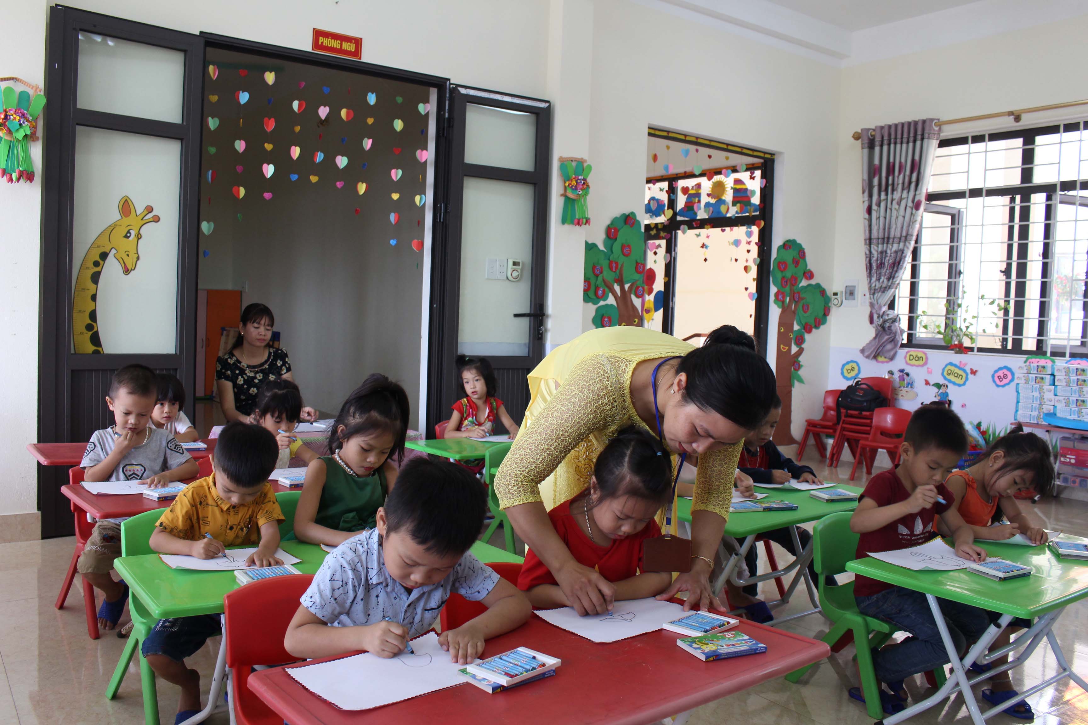 Tiết học của cô và trò tại lớp 4 tuổi A3 Trường Mầm non Sông Khoai