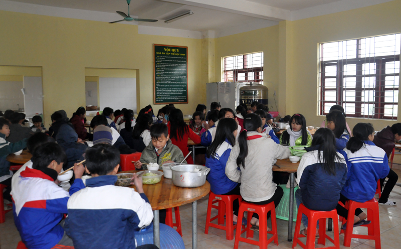 Bữa ăn bán trú của học sinh Trường PTDT bán trú THCS Đồng Văn (Bình Liêu). Ảnh: Trúc Linh
