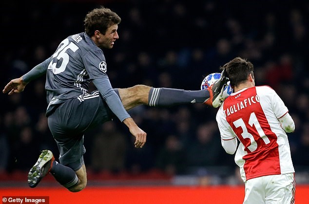 Mueller lĩnh thẻ đỏ trực tiếp sau pha phạm lỗi với cầu thủ Ajax. (Nguồn: Getty Images)