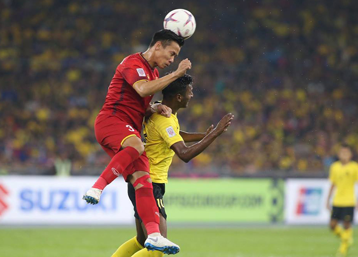 Ngọc Hải truy cản tiền đạo Malaysia trong trận hòa 2-2 tại Bukit Jalil ngày 11/12. Ảnh: Lâm Thỏa