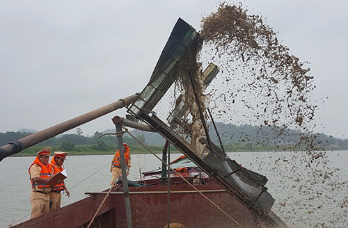 Sà lan hút cát lậu được nhà chức trách vớt lên. Ảnh: C.A