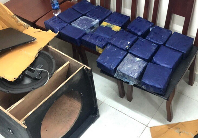 Số ma túy được Khoa và Nhựt cất giấu trong những thùng loa nghe nhạc. Ảnh: Mạnh Hùng.