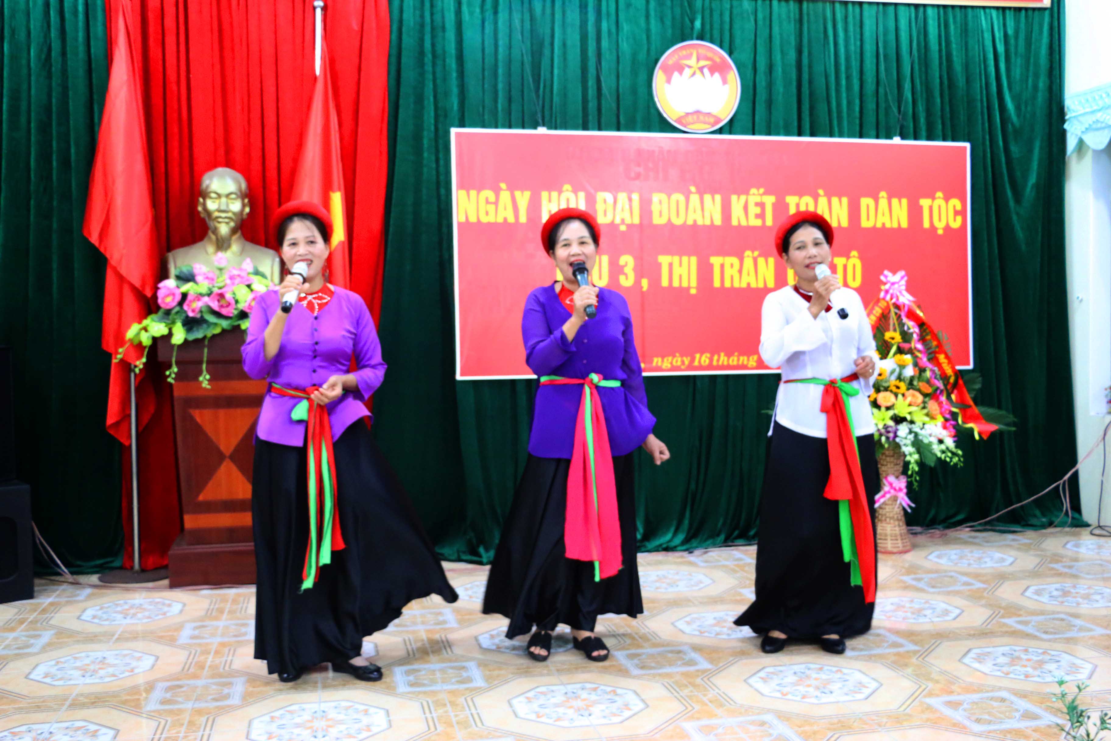 Tiết mục văn nghệ của khu 3 thị trấn Cô Tô tại Ngày hội Đại đoàn kết dân tộc năm 2018