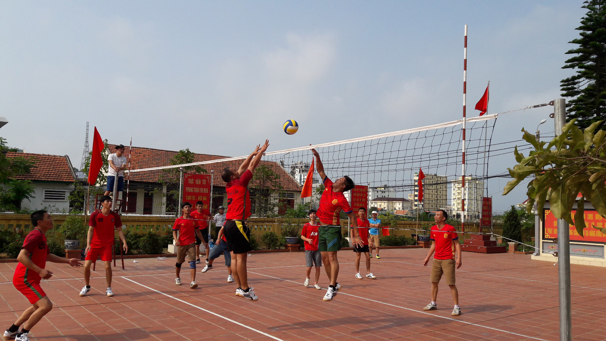 Thi đấu bóng chuyền giữa xã Thanh Lân với thị trấn Cô Tô tại Tuần Văn hóa Thể thao và du lịch huyện Cô Tô năm 2018.